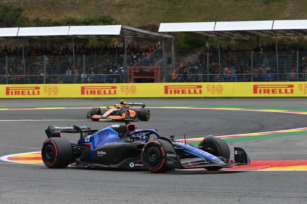 Albon en embuscade derrière les Mercedes sur la grille en Belgique