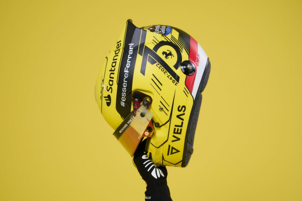 Un casque jaune pour les pilotes Ferrari ce week-end en Italie