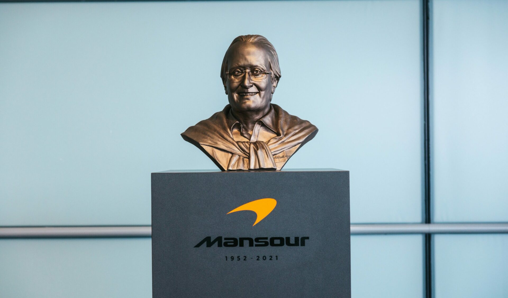 McLaren dévoile un buste en bronze de Mansour Ojjeh