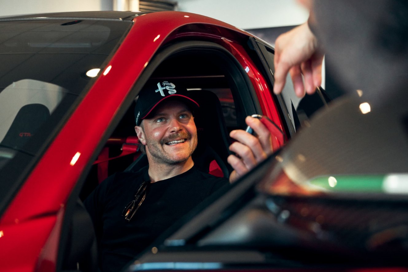 Valtteri Bottas reçoit son Alfa Romeo Giulia GTAm !