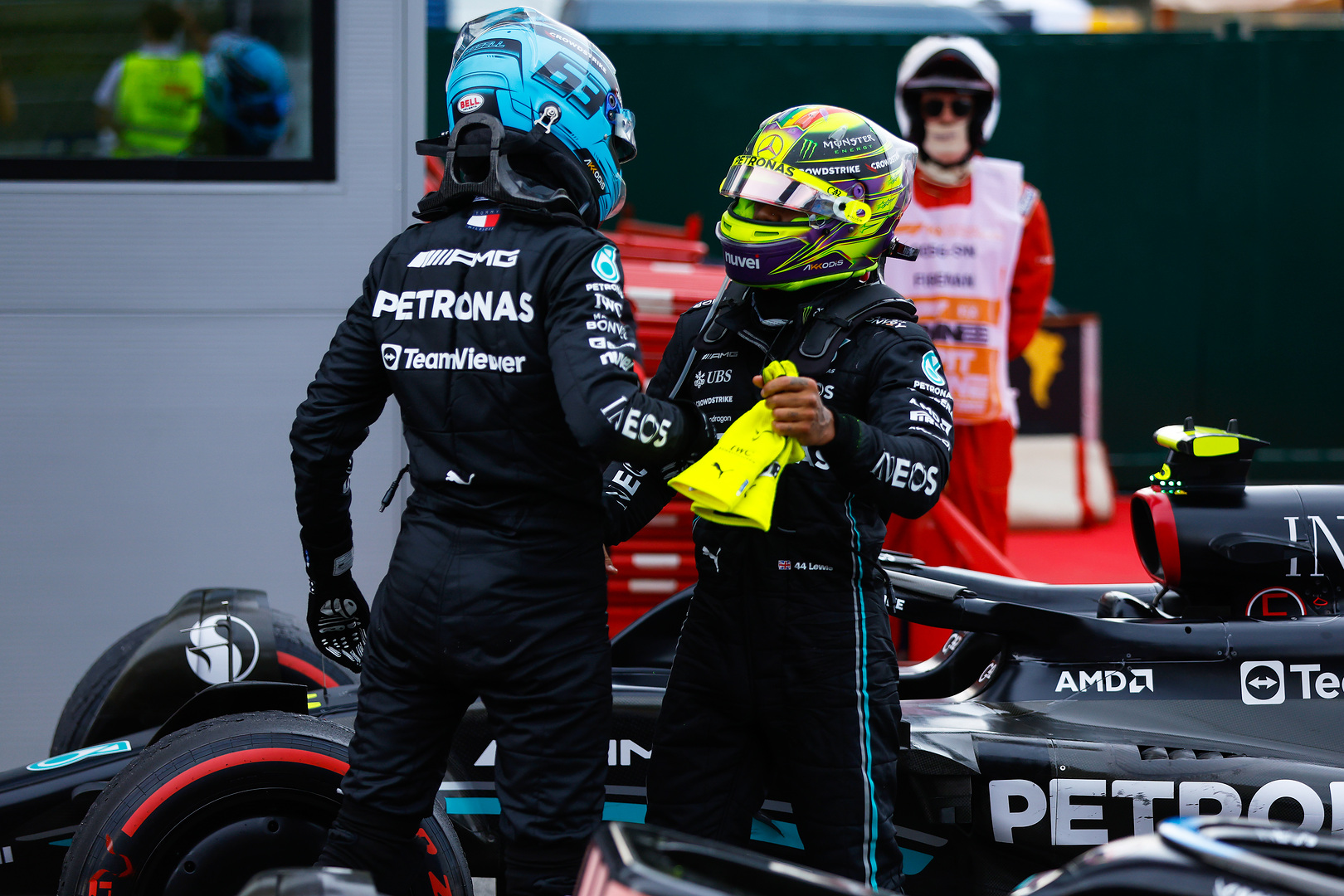 pilotes mercedes lewis hamilton et george russell