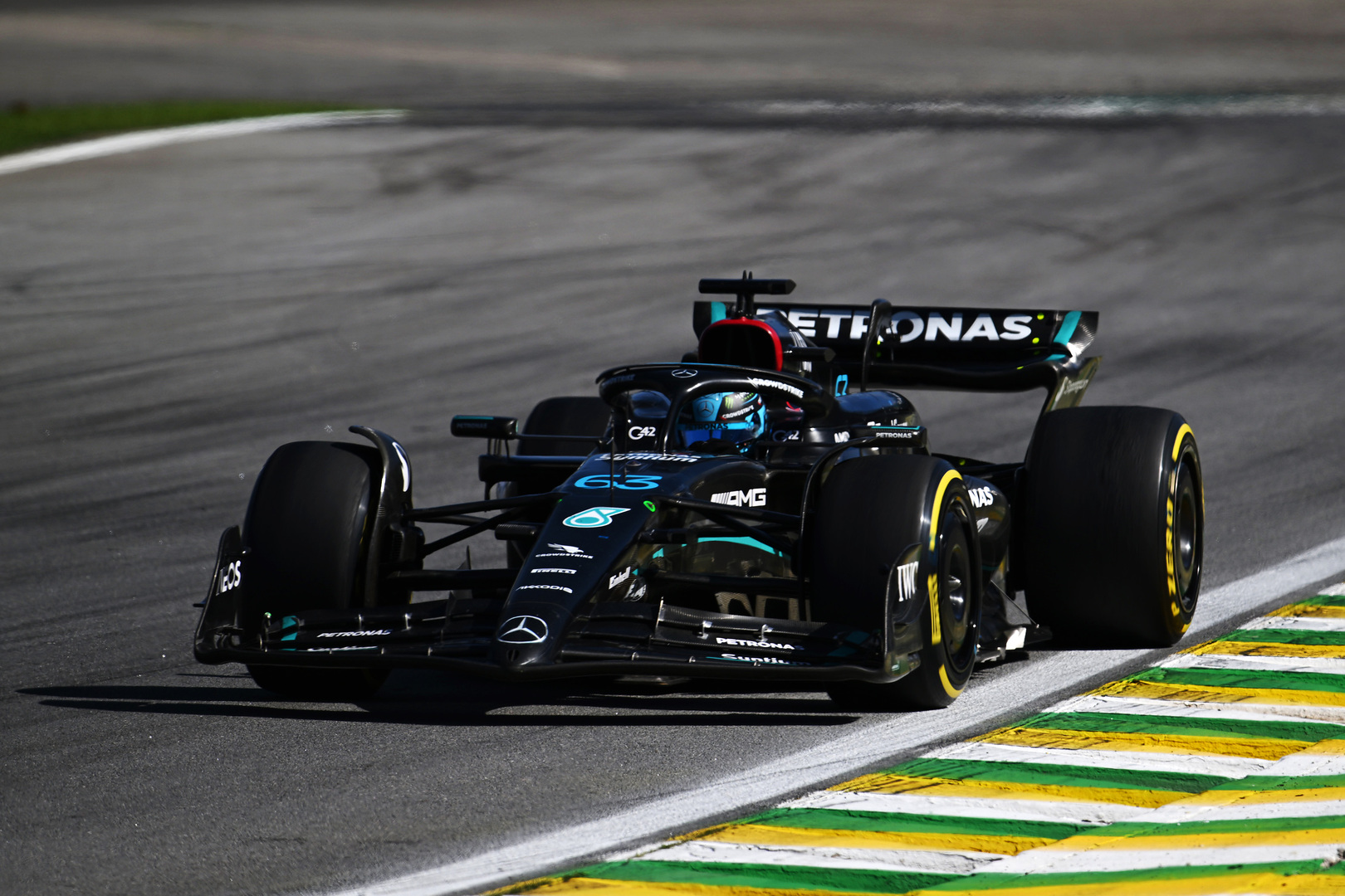 Une journée difficile ponctuée par un abandon pour Russell au Brésil