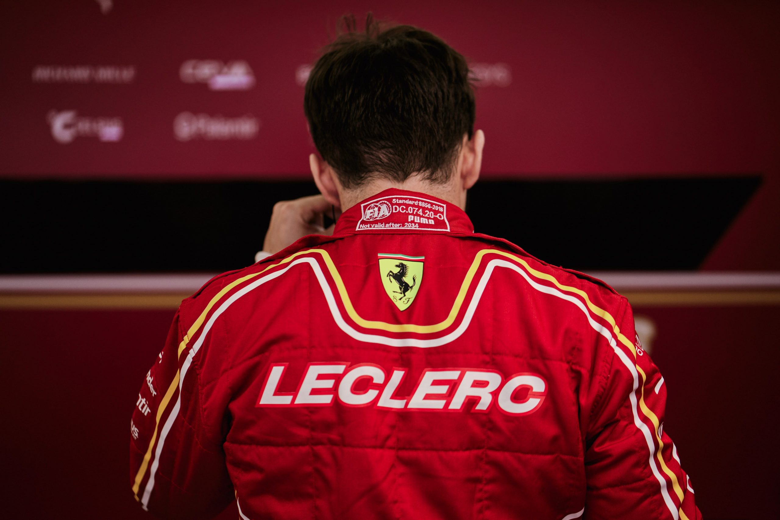 Charles Leclerc note des progrès chez Ferrari, mais voit Red Bull devant