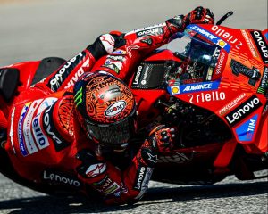 MotoGP – Bagnaia ne tremble pas sous la pluie, Márquez au sol