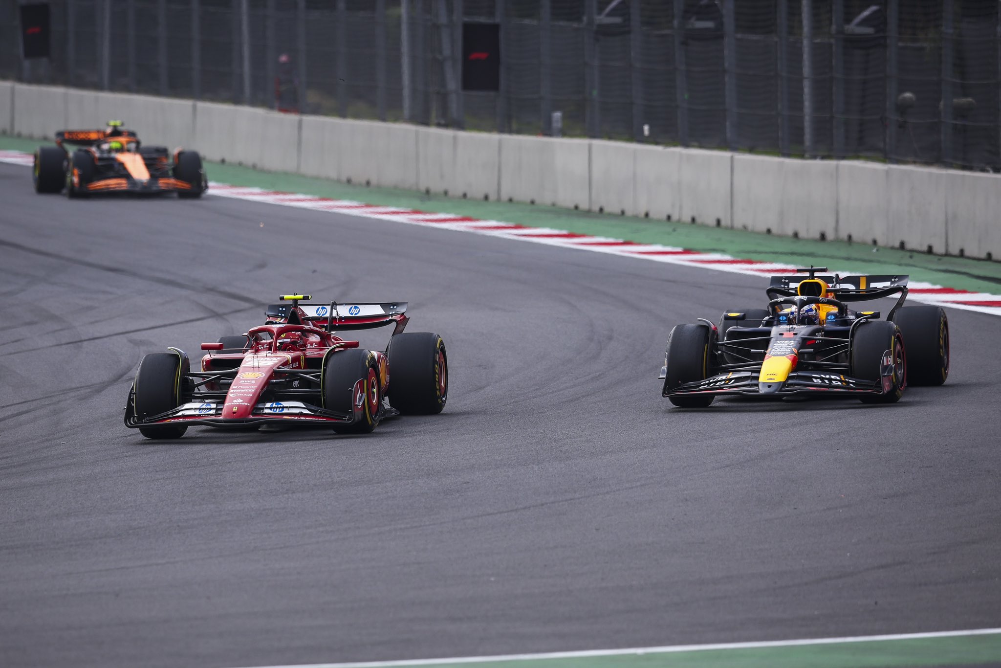 Carlos Sainz (Ferrari) double Max Verstappen (Red Bull) pour la tête de la course du Grand Prix du Mexique 2024 - ©️ Ferrari