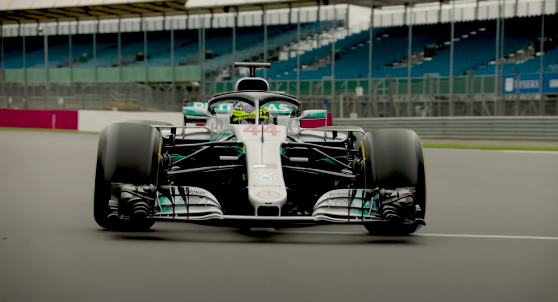 Video – Mercedes a offert un dernier tour de piste à Lewis Hamilton