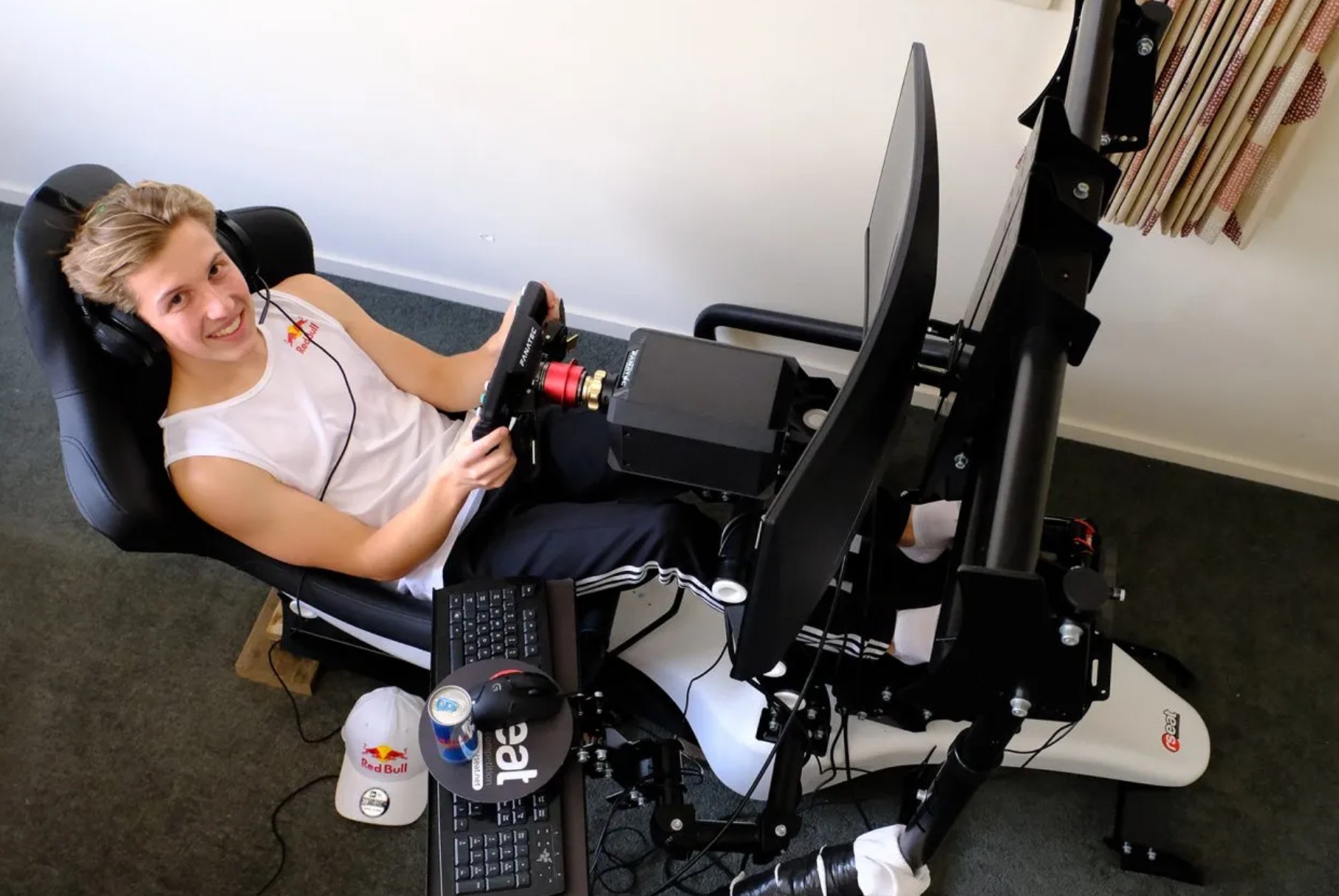 Liam Lawson adepte du SimRacing chez lui