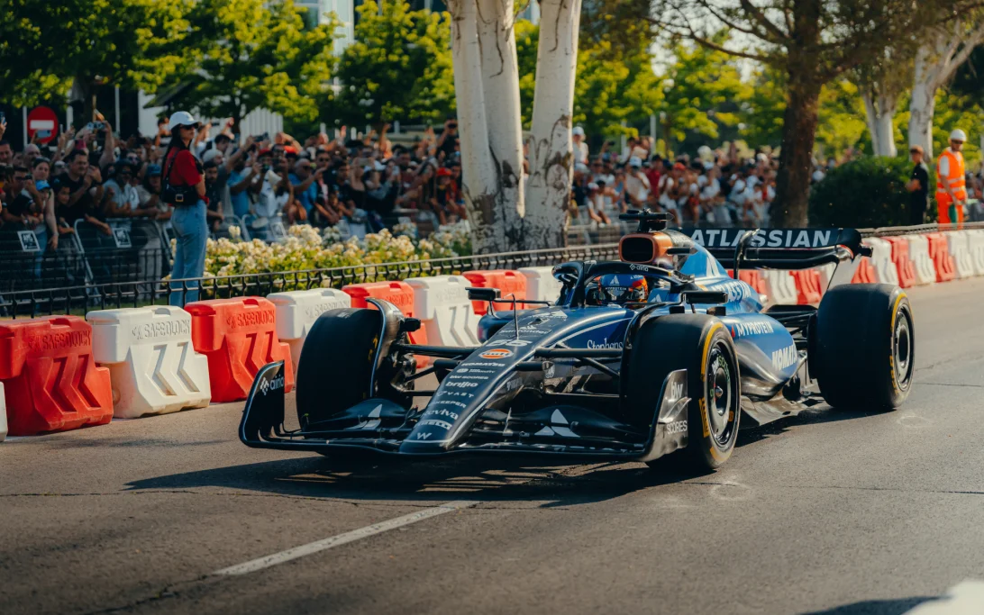 Sainz pilote une Williams sur le tout nouveau circuit de F1 de Madrid