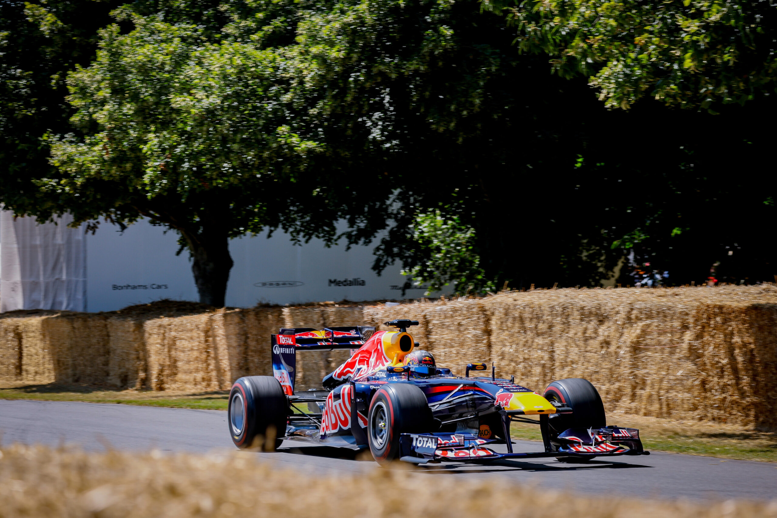 La Red Bull de Sebastian Vettel termine dans une botte de paille au FoS 2025