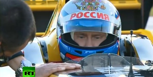 Vladimir Poutine teste une Renault F1 en 2010