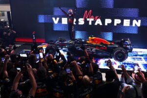 Verstappen s’impose au Qatar et repousse l’attribution du titre mondial à Abu Dhabi